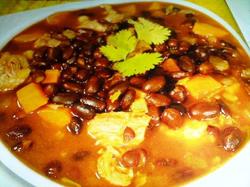 Sopa de Frijoles Con Chicharrón