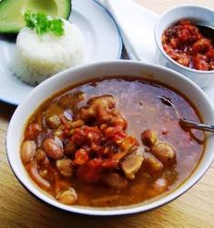 Frijoles Con Costilla de Cerdo y Tocineta